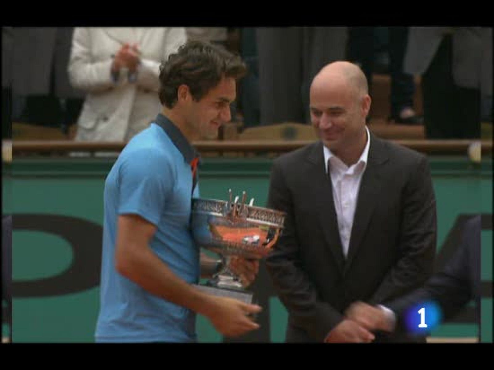 Roger Federer recoge el testigo de Rafael Nadal en la pista Philippe Chatrier ante el que fuera su verdugo en octavos, Robin Soderling. 