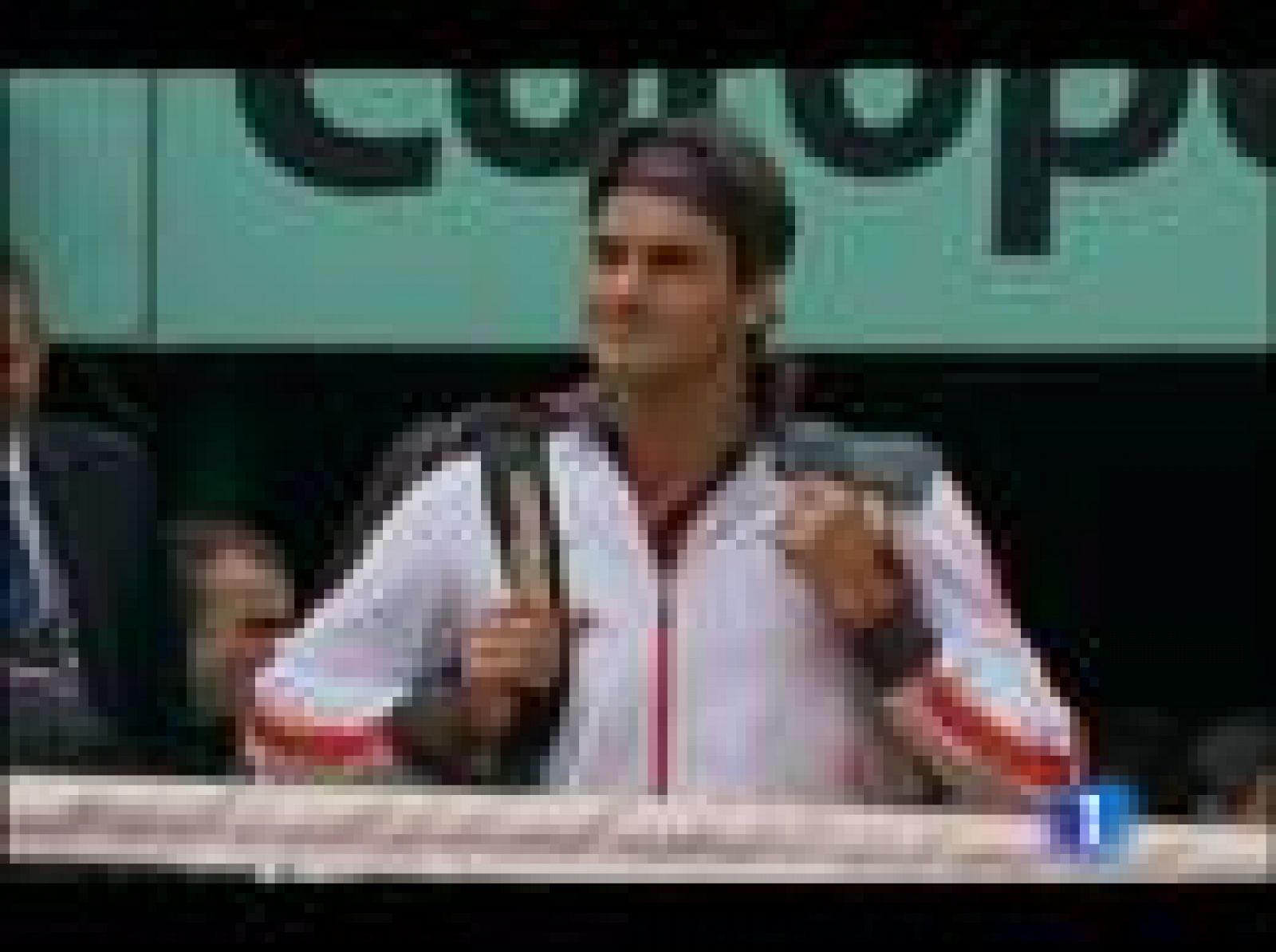 Roger Federer recoge el testigo de Rafael Nadal en la pista Philippe Chatrier ante el que fuera su verdugo en octavos, Robin Soderling. 