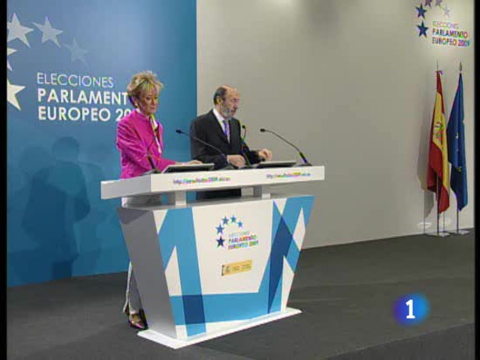 La vicepresidenta primera del Gobierno ha ofrecido a las 22.00 horas los primeros resultados de las elecciones europeas, cuando han cerrado los últimos colegios en el continente. De la Vega ha informado de que no ha habido incidentes reseñables y que la participación ha sido "digna". (07/06/09)