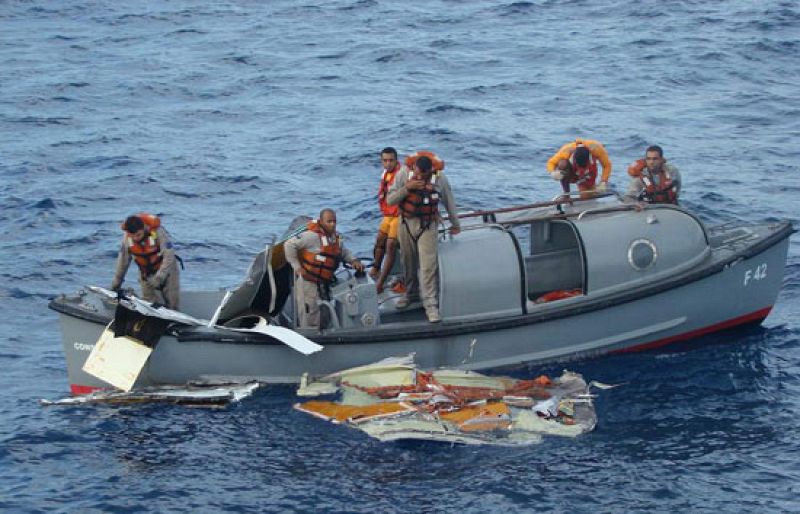 Continúan buscando los cadáveres de los pasajeros del vuelo de Air France siniestrado en el Atlántico. De momento son 17 los cuerpos sin vida rescatados de las aguas, mientras continúan analizándose las causas del accidente.