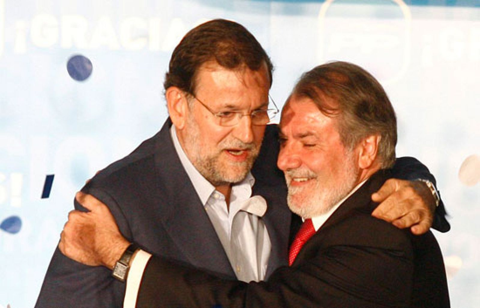  El líder del PP, Mariano Rajoy, ha celebrado los resultados de las elecciones europeas junto al cabeza de lista Jaime Mayor Oreja, en el balcón de la sede del partido. 
