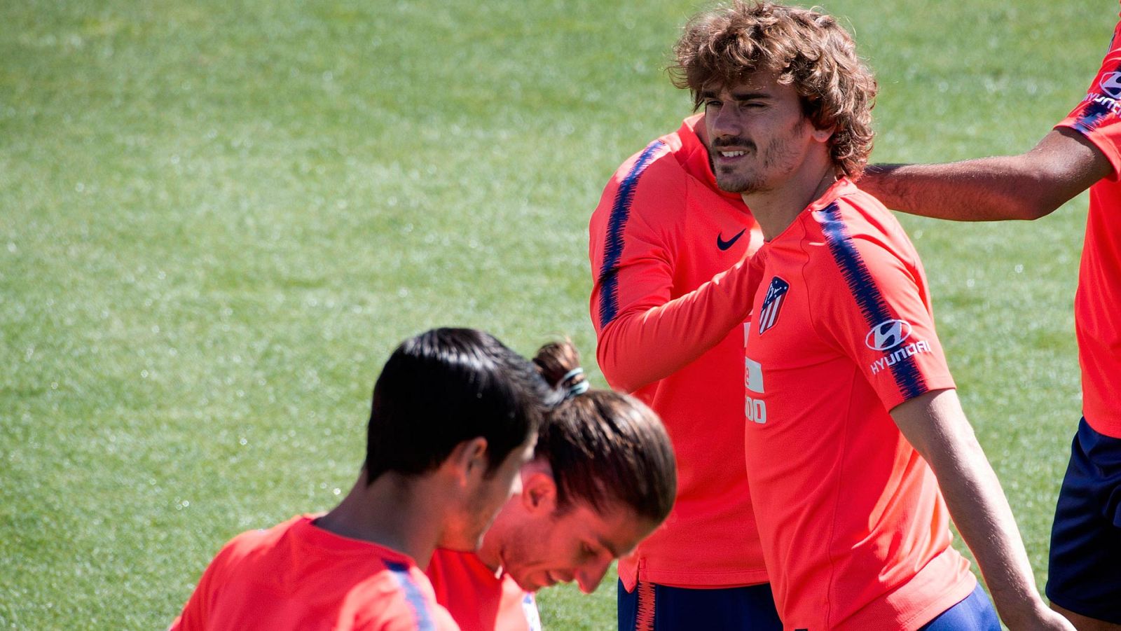 Griezmann llega 'camuflado' al entrenamiento el día después de su adiós