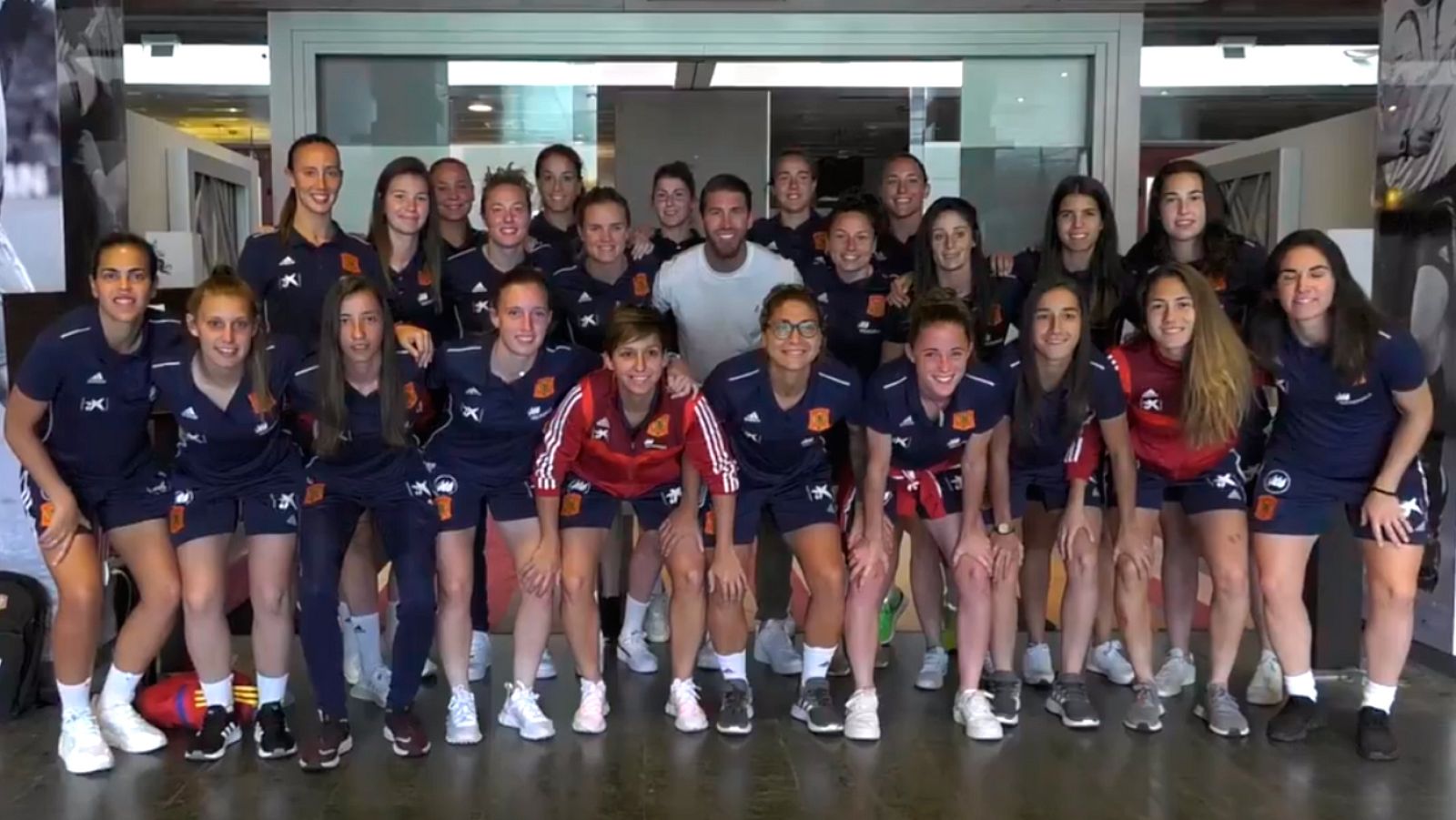 Sergio Ramos visita por  sorpresa a la selección femenina de fútbol - RTVE.es | Ver
