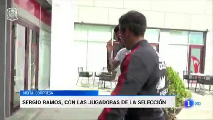 Telediario 1 - Sergio Ramos visita por  sorpresa a la selección femenina de fútbol