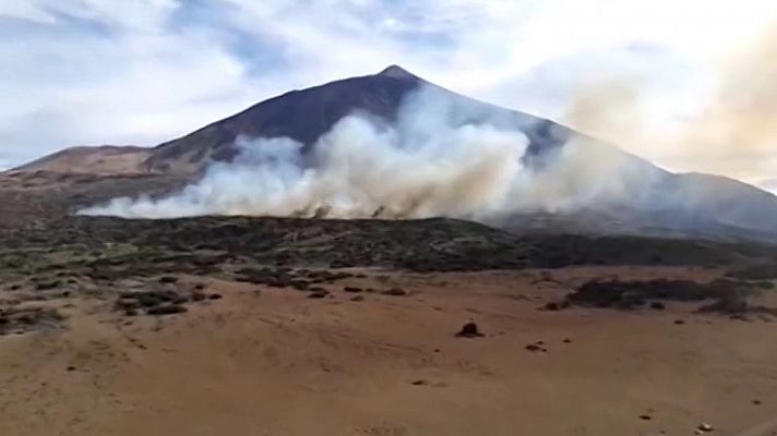 El viento y el acceso dificultan la extinción del fuego en el Parque Nacional del Teide 