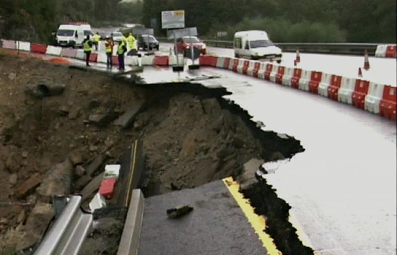 Las lluvias acaban con una carretera gallega