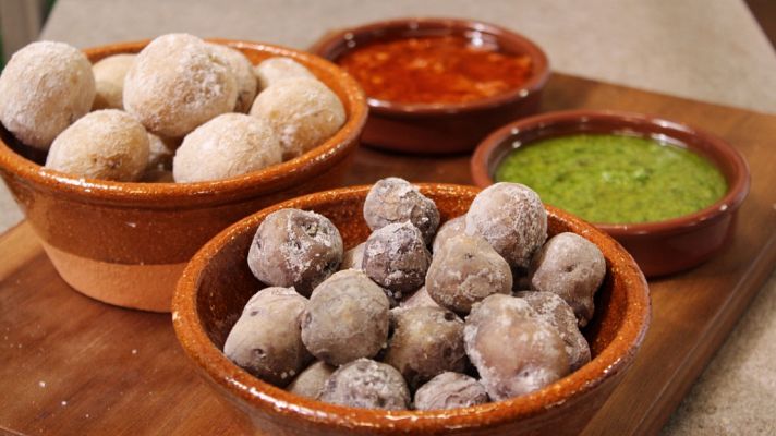 Papas arrugadas con mojo verde y rojo. Pimientos rellenos