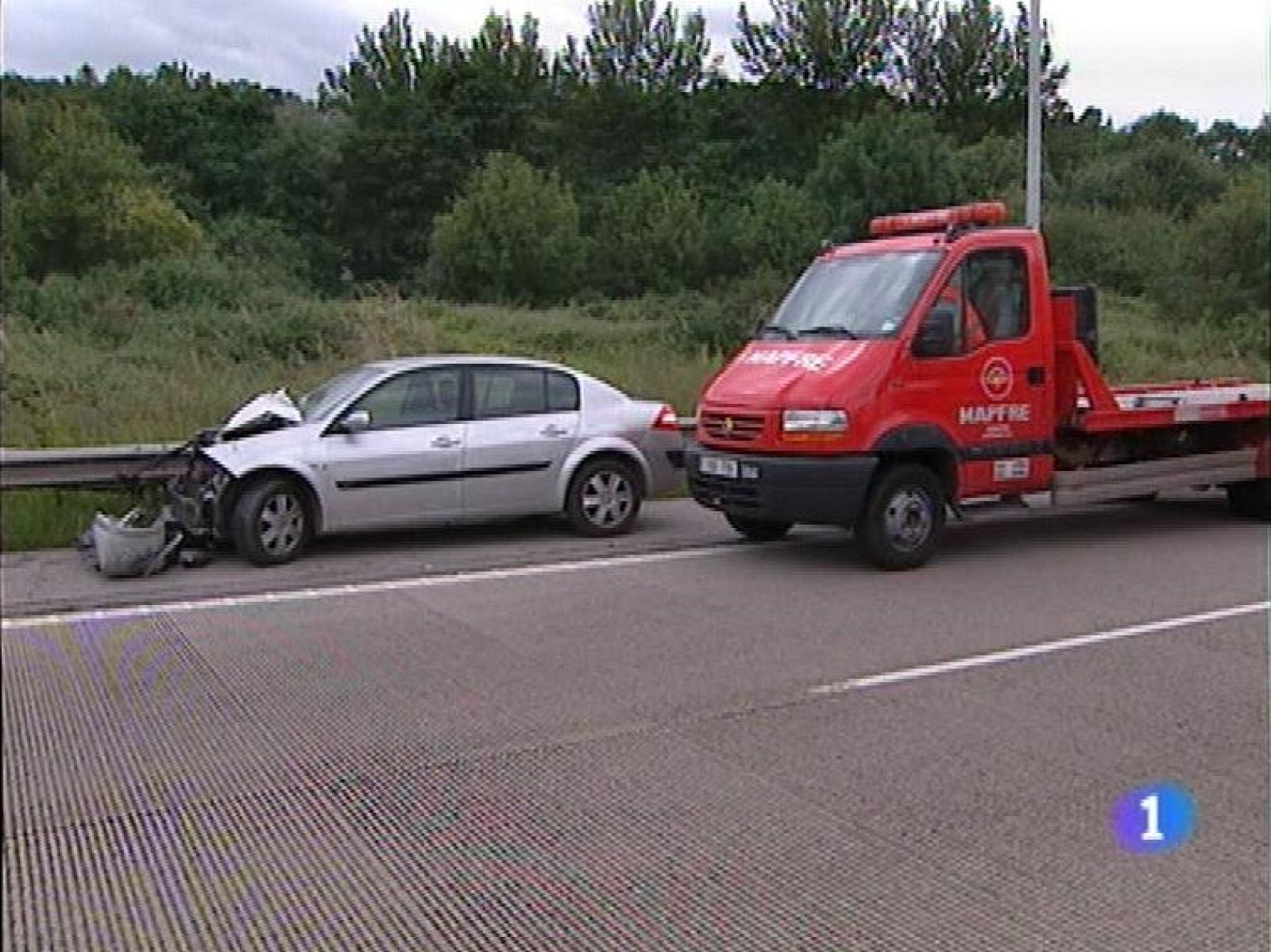  Un conductor kamikaze ha causado dos accidentes de tráfico en la autopista que une Oviedo, Gijón y Avilés, conocida como la "Y" asturiana.  Y ha huido, dejando, al menos, dos personas heridas de gravedad. Un suceso que ha sembrado el pánico entre los conductores que viajaban de Gijón a Oviedo, en un día en el que en Asturias se comenta que esta comunidad autónoma es "una isla" socialista en todo el Cantábrico y Noroeste español, porque el PSOE ha obtenido en las Elecciones al Parlamento Europeo dos mil quinientos sesenta y cinco votos más que el Partido Popular.