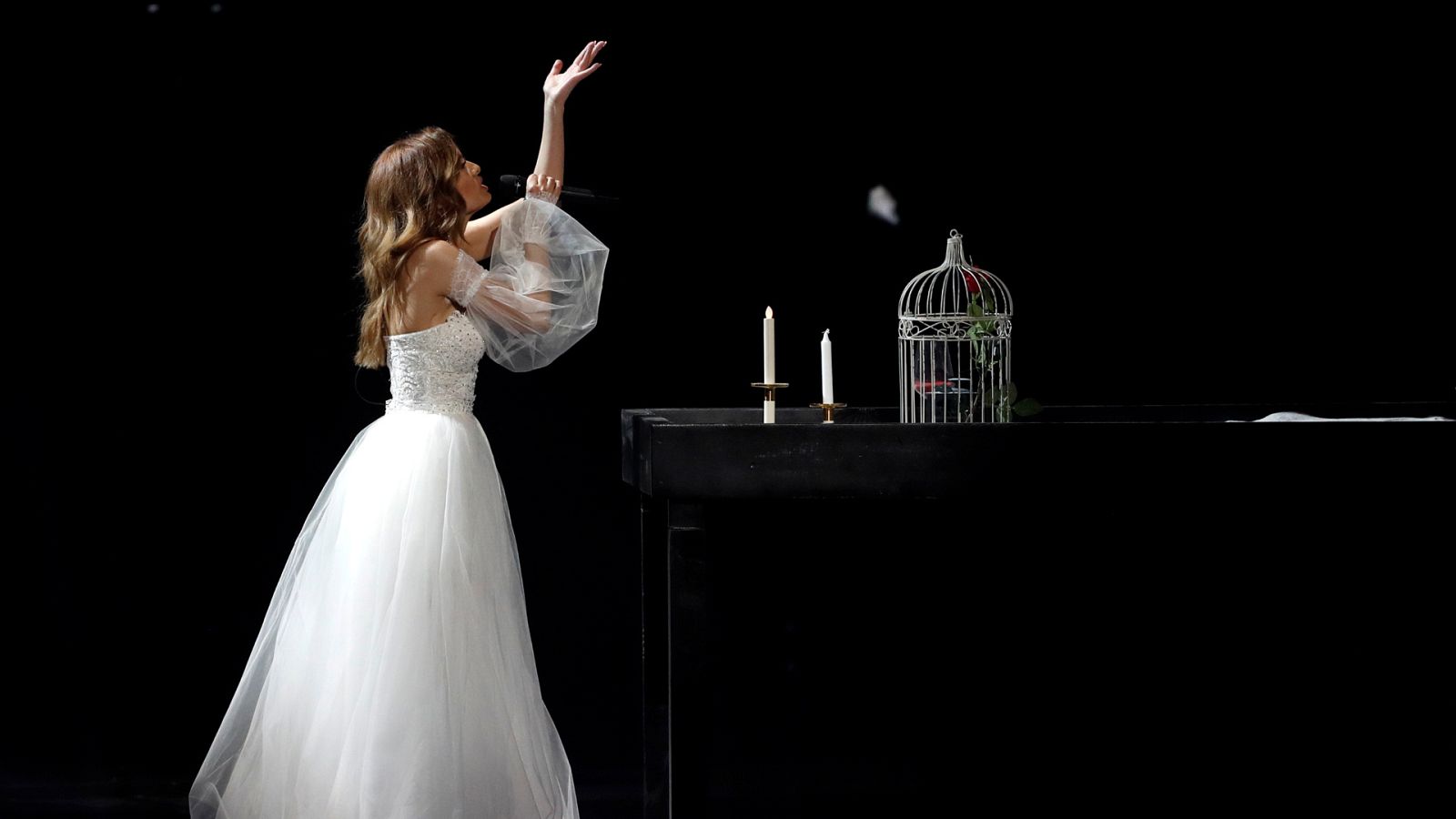 Eurovisión 2019 - Moldavia: Anna Odobescu canta "Stay" en la segunda semifinal