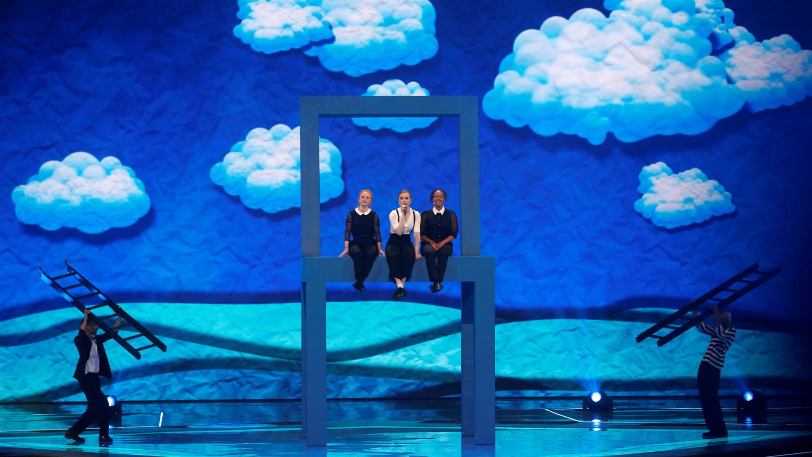 Eurovisión 2019 - Dinamarca: Leonora canta "Love is forever" en la segunda semifinal