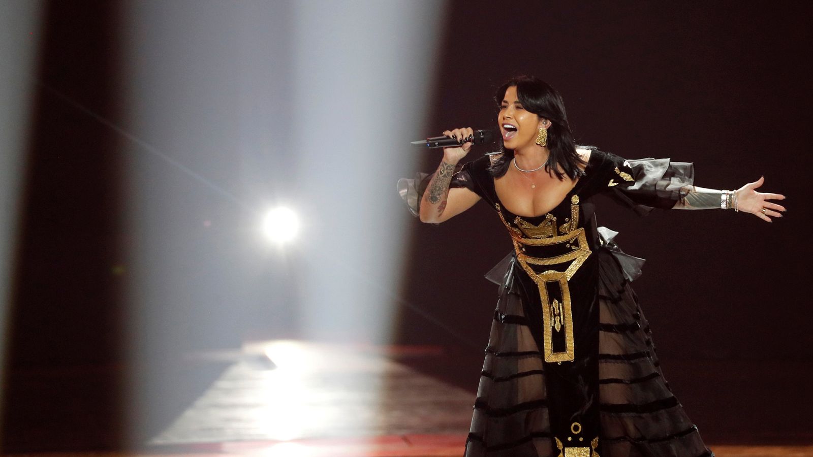 Eurovisión 2019 - Albania: Jonida Maliqi canta "Ktheju tokés" en la segunda semifinal