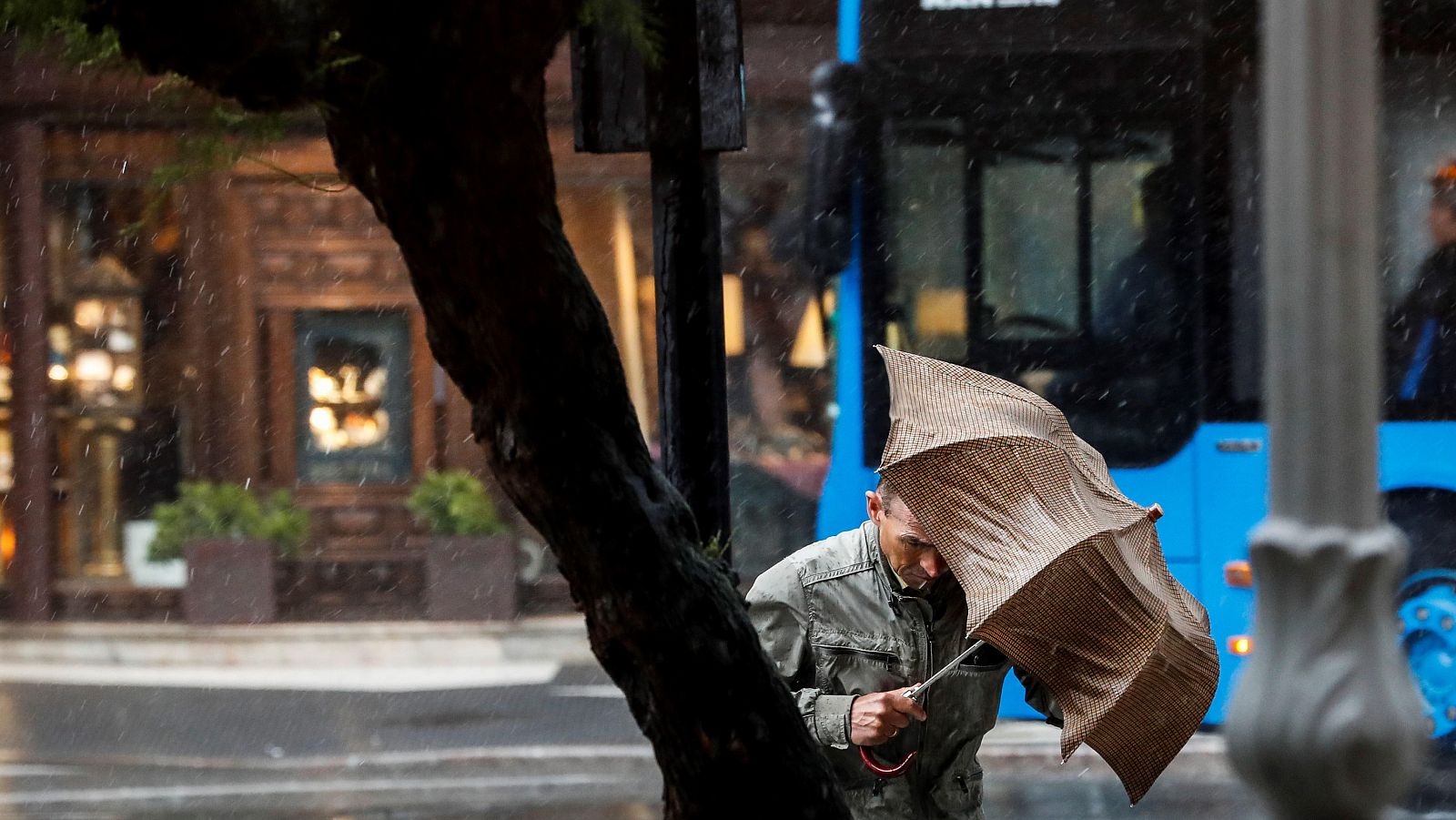Una veintena de provincias están en riesgo por lluvia, viento, tormentas o fenómenos costeros, según la Agencia Estatal de Meteorología (Aemet) que espera un cambio de tiempo brusco, con descenso térmico significativo, en buena parte de la mitad nort