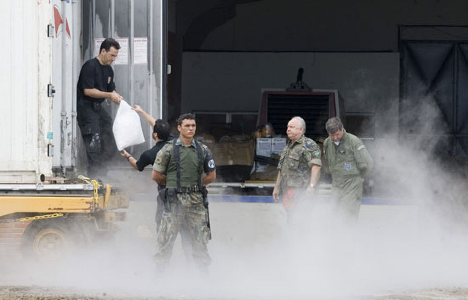 Los equipos de rescate han recuperado 16 cadáveres del mar.