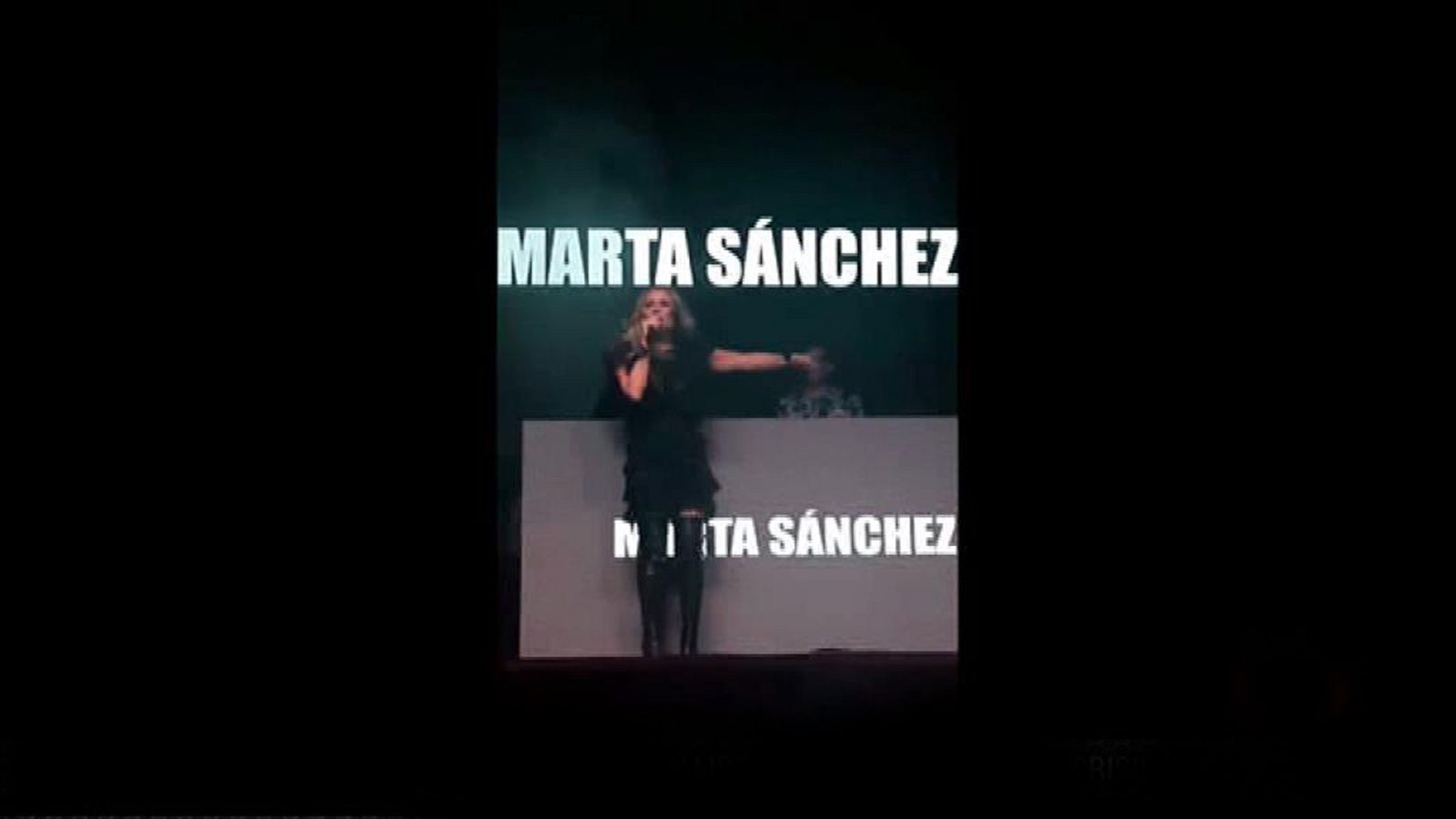 Suspenden un concierto de Marta Sánchez en Badalona tras el lanzamiento de huevos al escenario