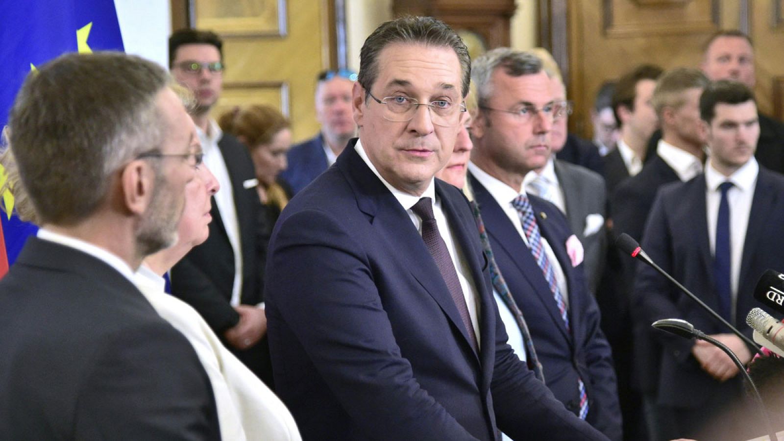 El vicecanciller de Austria y líder de los ultranacionalistas, Heinz-Christian Strache, ha dimitido este sábado tras la difusión de un vídeo en el que se muestra dispuesto a aceptar ayudas financieras rusas a cambio de contratos público estatales.