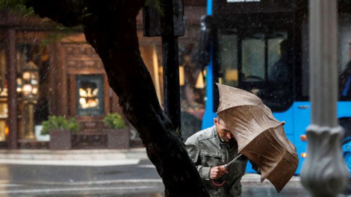 Cielo nuboso o cubierto con precipitaciones en el extremo norte peninsular