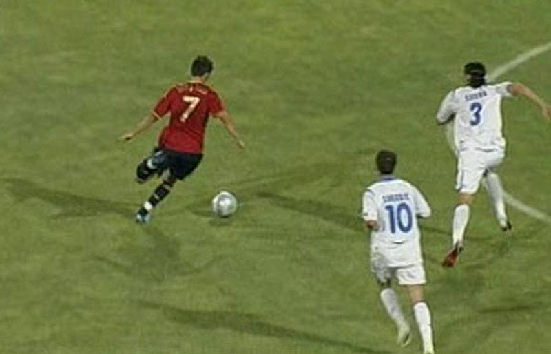 Villa ha marcado un golazo, que ha supuesto el 0-2 para España y el segundo en su cuenta particular.