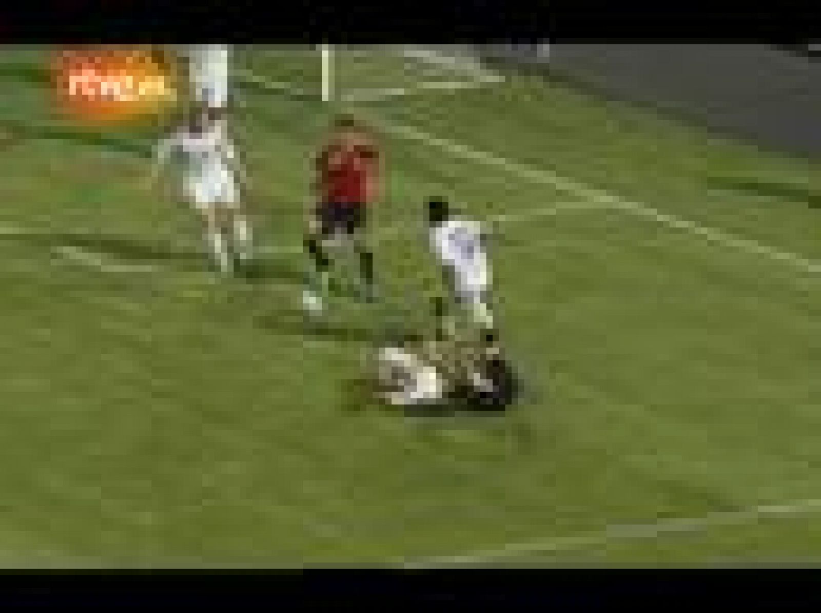 Penalti sobre Cesc Fábregas, que ha tenido que ser sustituido con una brecha en la cabeza, y Villa ha hecho su 'hat-trick'.