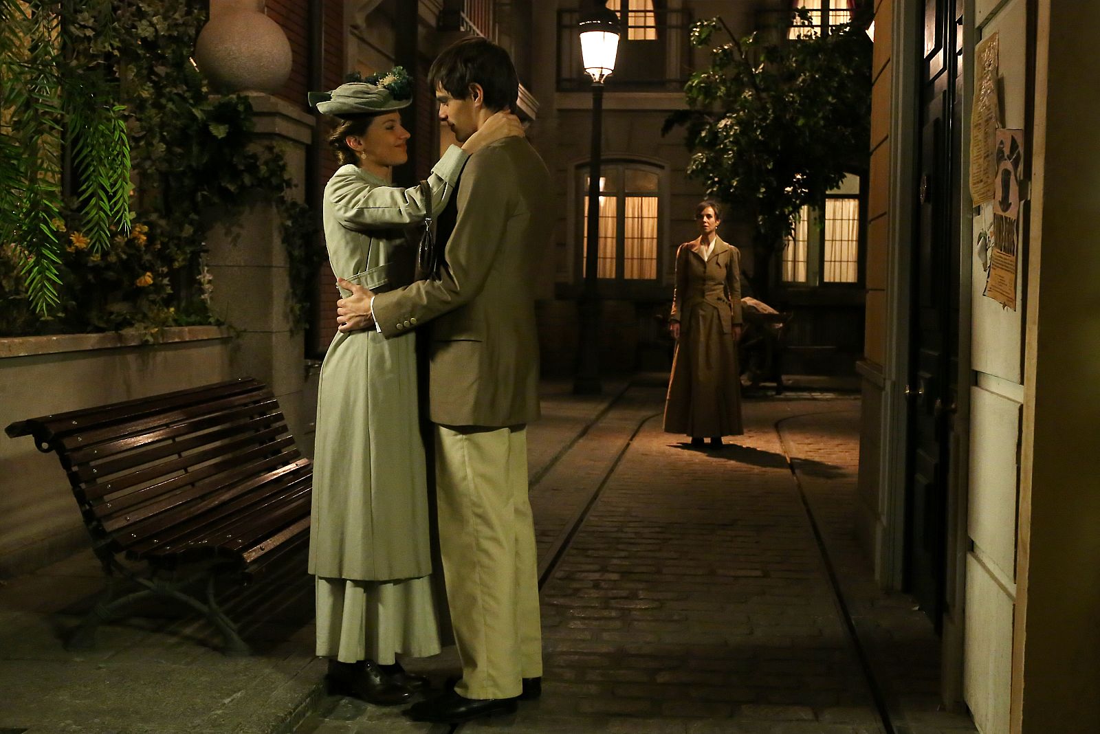 Felicia descubre a Emilio y Cinta besándose | Ver