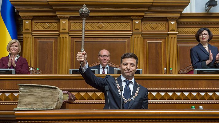 Zelenski disuelve el Parlamento ucraniano en su toma de posesión