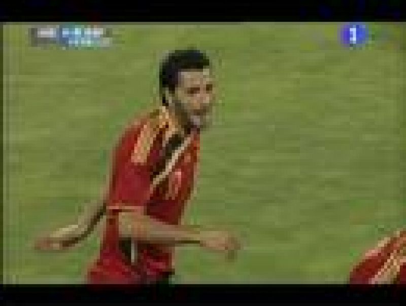 Dani Güiza, que entró en lugar de Villa, ha marcado a placer el quinto gol de la selección española.