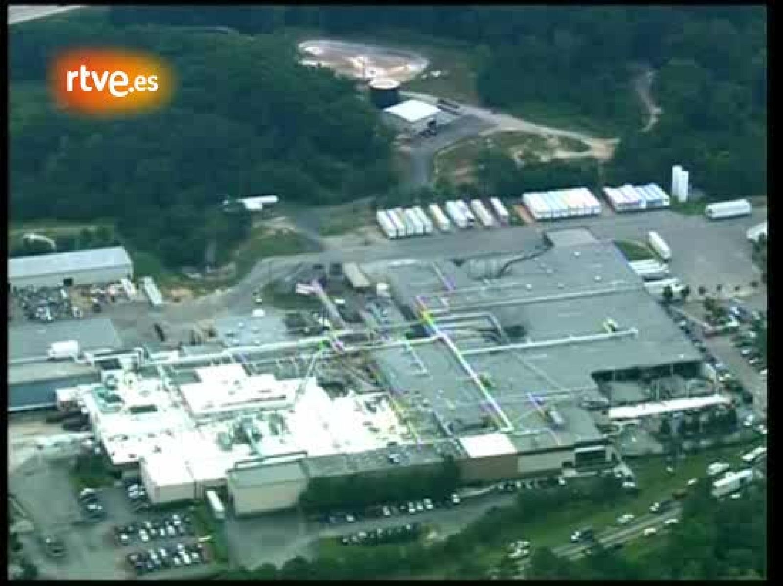 Las fuerzas de seguridad y los bomberos trabajan para rescatar a las personas que hayan podido quedar atrapadas en su interior.