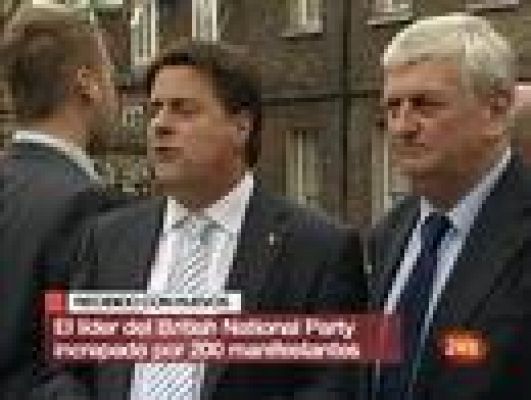  - Nick Griffin recibido con huevos