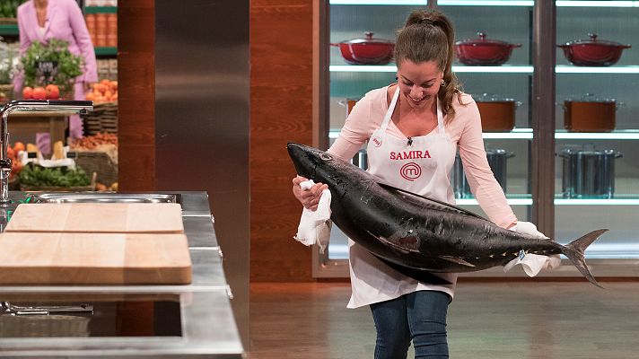 MasterChef - Aleix ayuda a Samira con un bonito más grande que ella