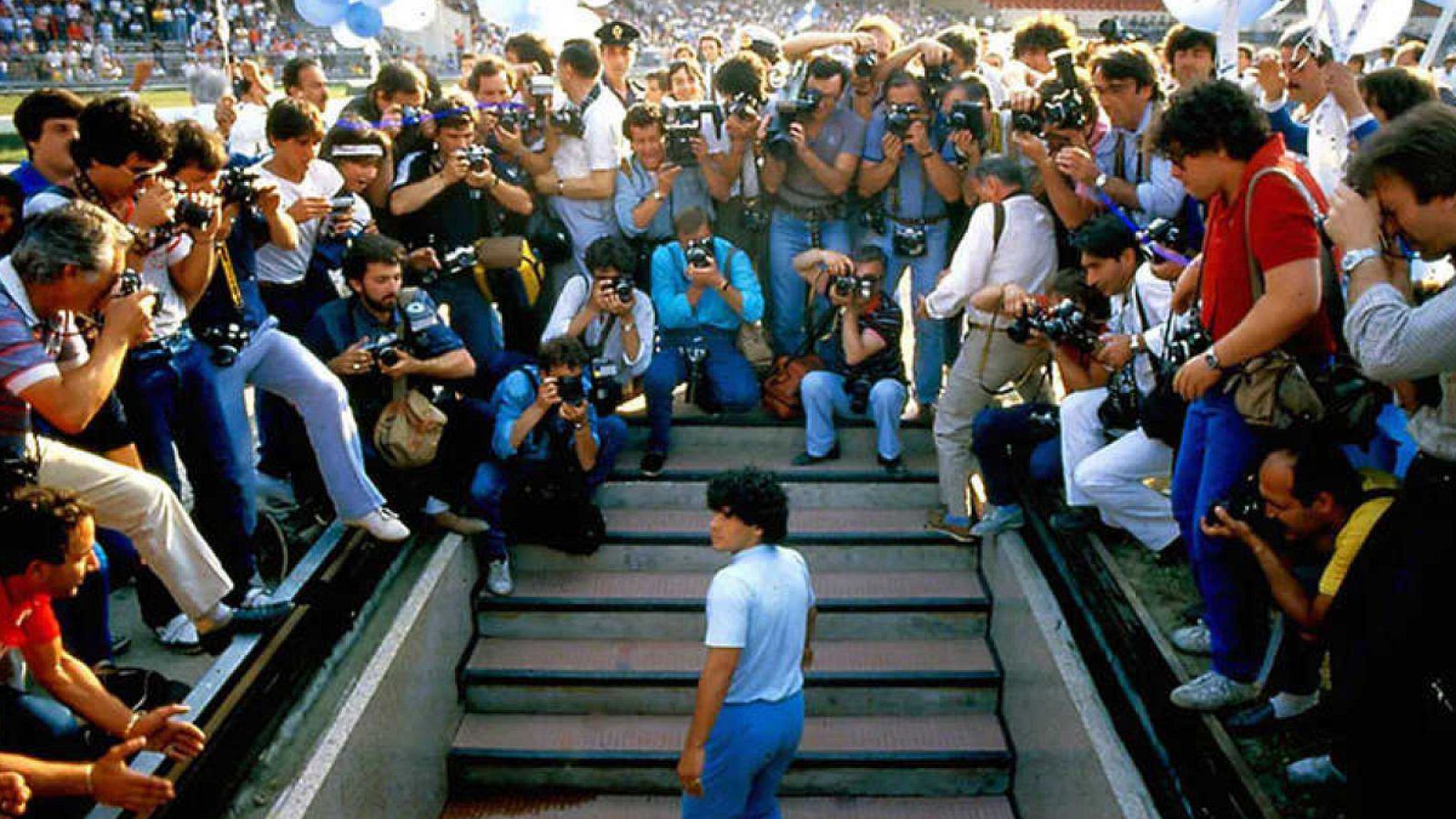 Telediario 1: 'Diego Maradona': Camorra, cocaína y el mayor genio del fútbol mundial | RTVE Play