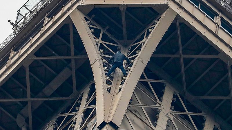 Cierran la Torre Eiffel por la presencia de un escalador