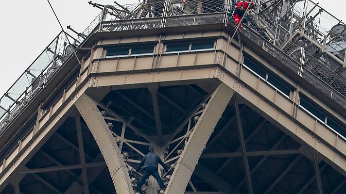 Telediario 1 - Un escalador espontáneo obliga a cerrar la Torre Eiffel