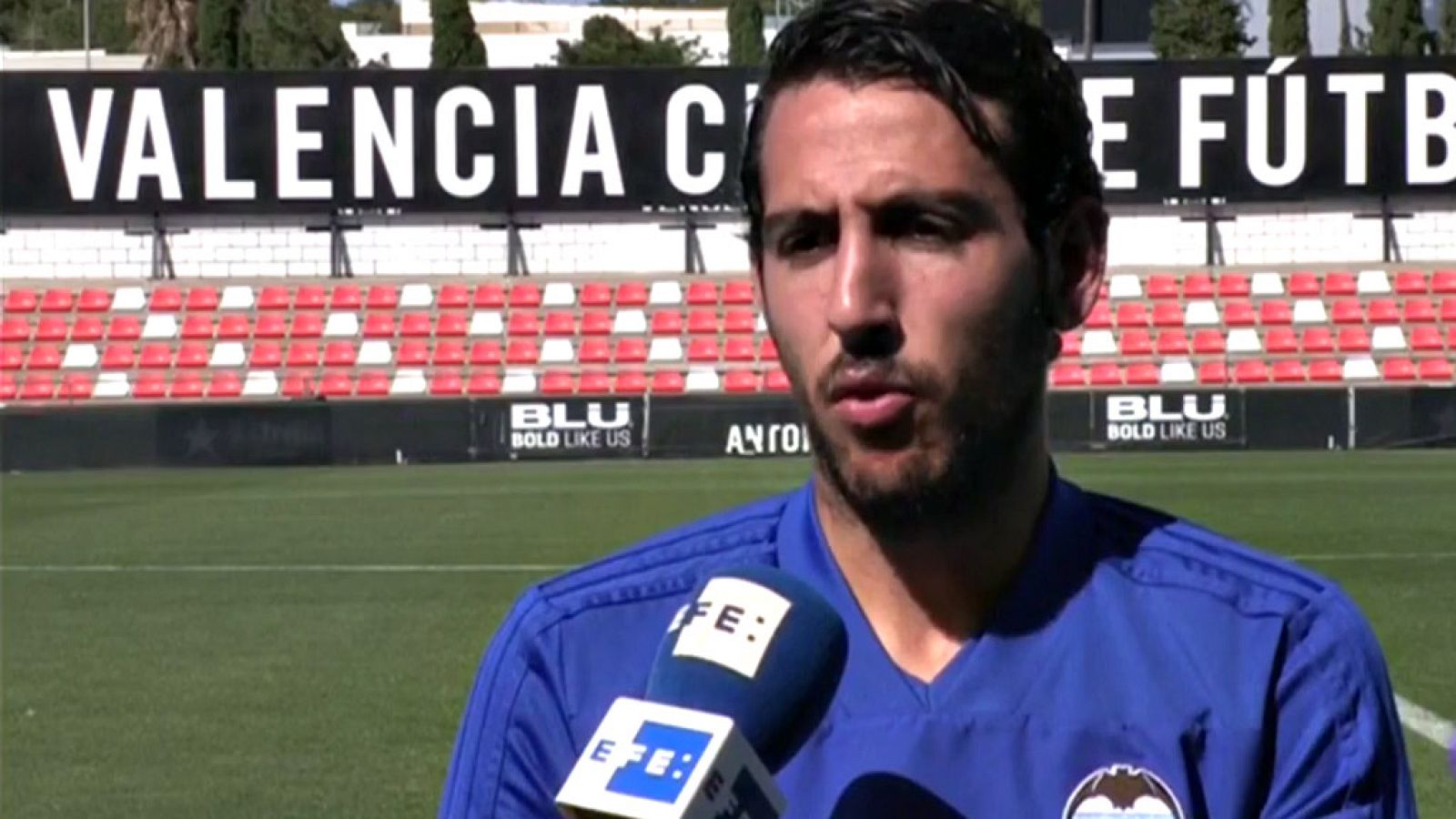 El capitán del Valencia se deshace en elogios hacia el técnico del Barça con el que coincidió hace seis años.