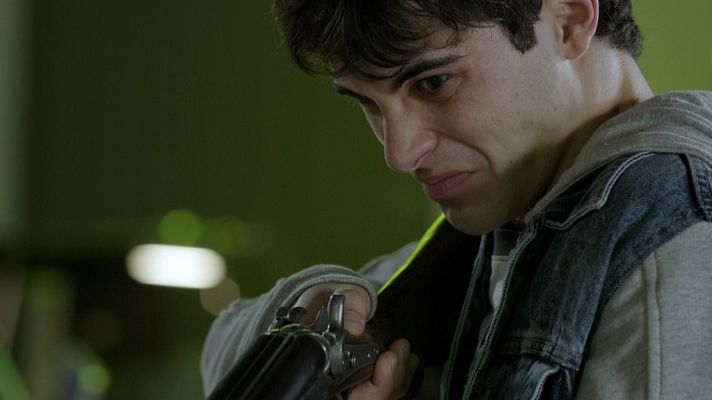 La caza - Quim se presenta en el cuartel con una escopeta