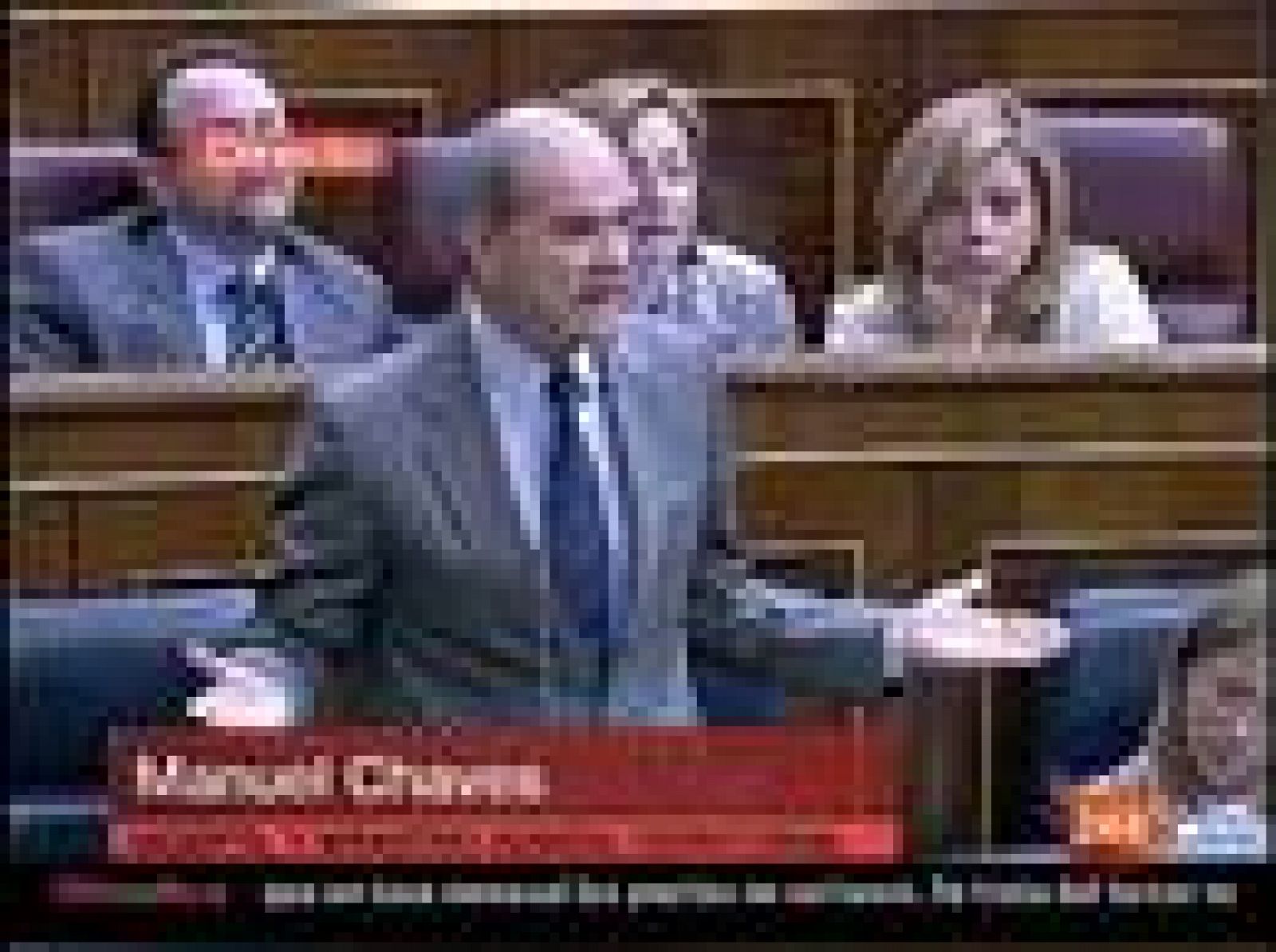 El PP ha pedido la dimisión del vicepresidente tercero del Gobierno, Manuel Chaves, por la subvención otorgada a su hija de la Junta de Andalucía y éste se ha defendido acusando al PP de hacer un montaje. 