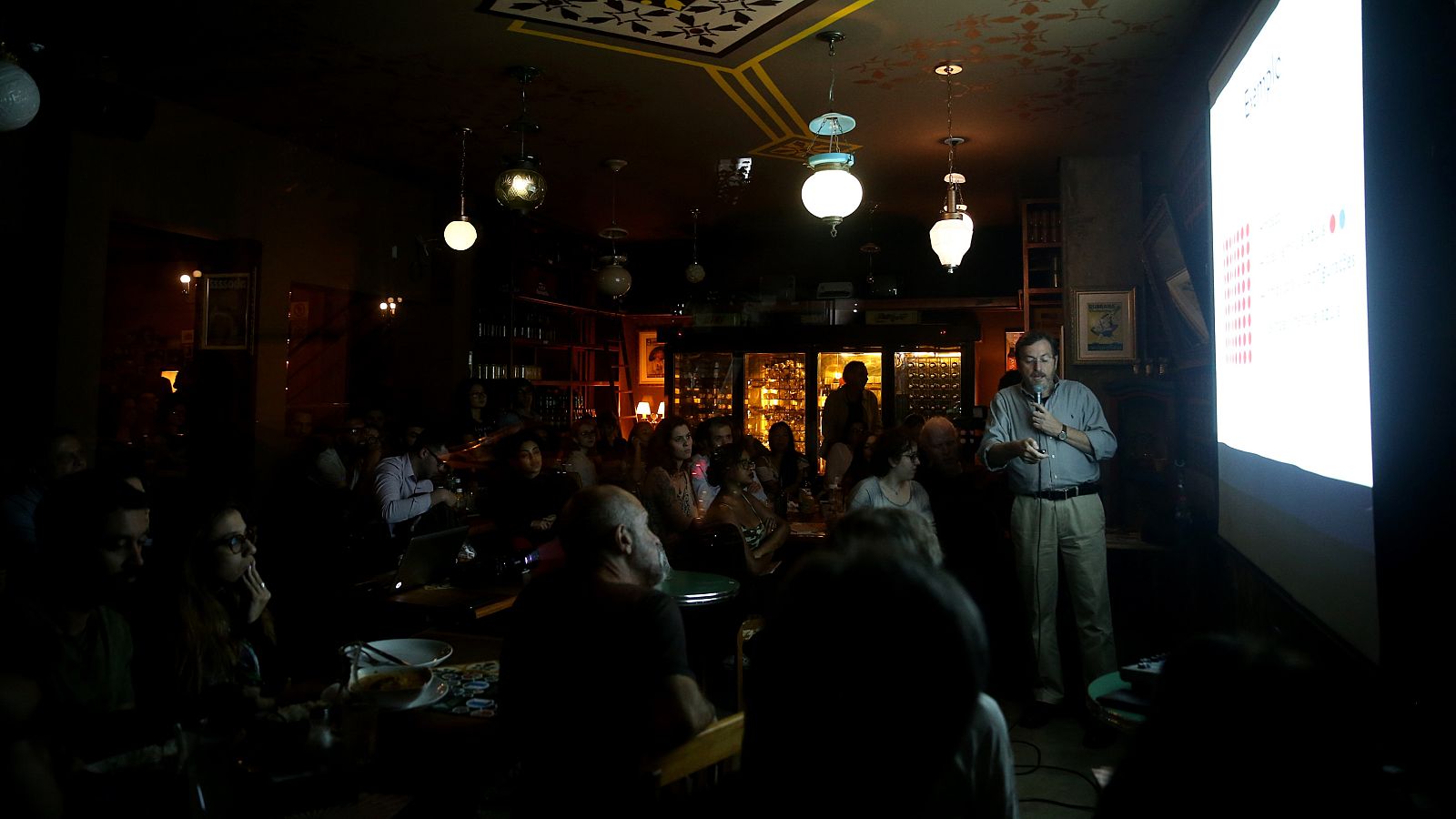 ¿En qué se parece el sistema inmune a Juego de Tronos? Pues para saber la respuesta hay que ir a un bar... Estos días, investigadores de 70 ciudades españolas están explicando su trabajo a los ciudadanos mientras se toman una cerveza. Es una activida