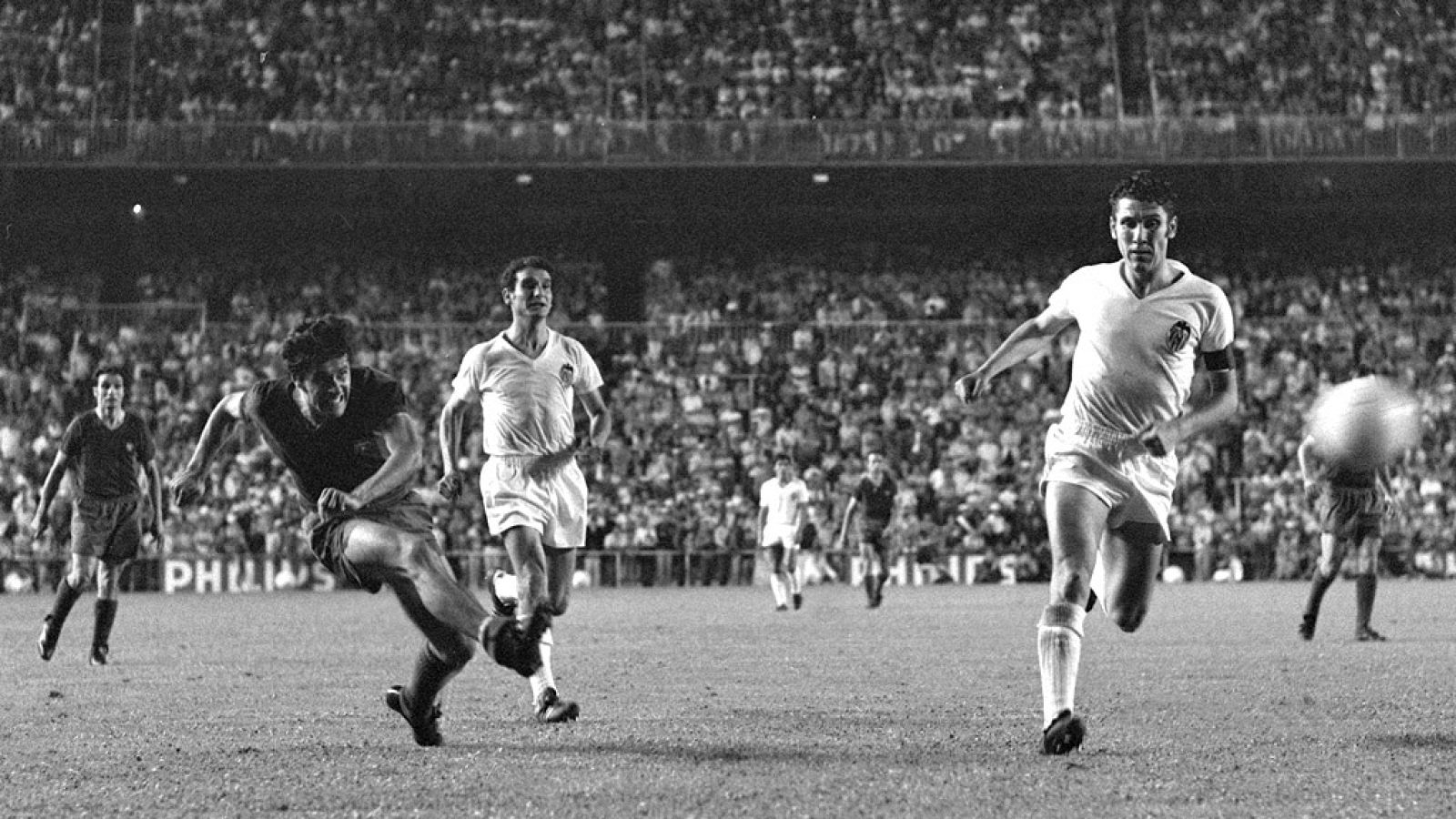 Imágenes de archivo de la final del la Copa del Generalísimo del 4 de julio de 1971 entre FC Barcelona y Valencia.