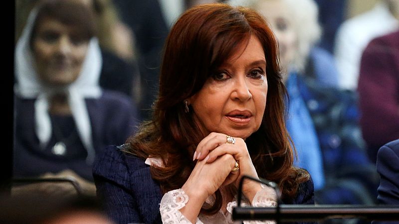 Cristina Fernández de Kirchner se sienta en el banquillo por corrupción
