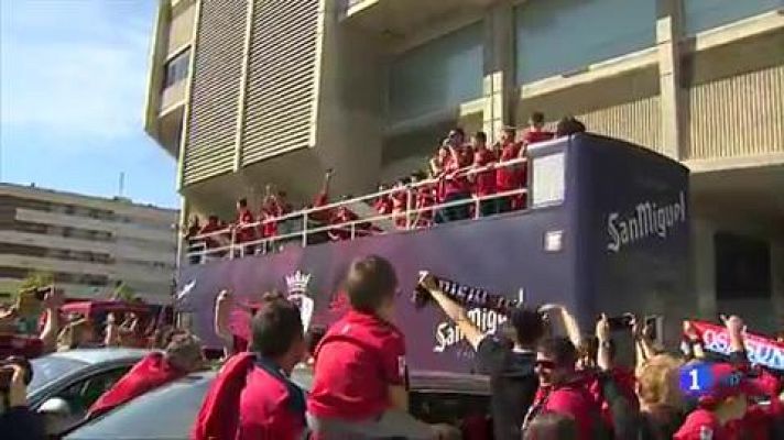 El Osasuna festeja por las calles de Pamplona su vuelta a Primera División