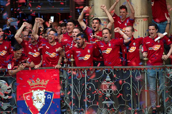 El Osasuna festeja por las calles de Pamplona su vuelta a Primera División
