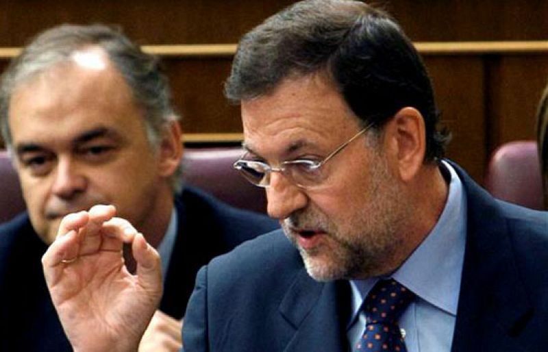 Rajoy iniste en que Zapatero debe someterse a una cuestión de confianza