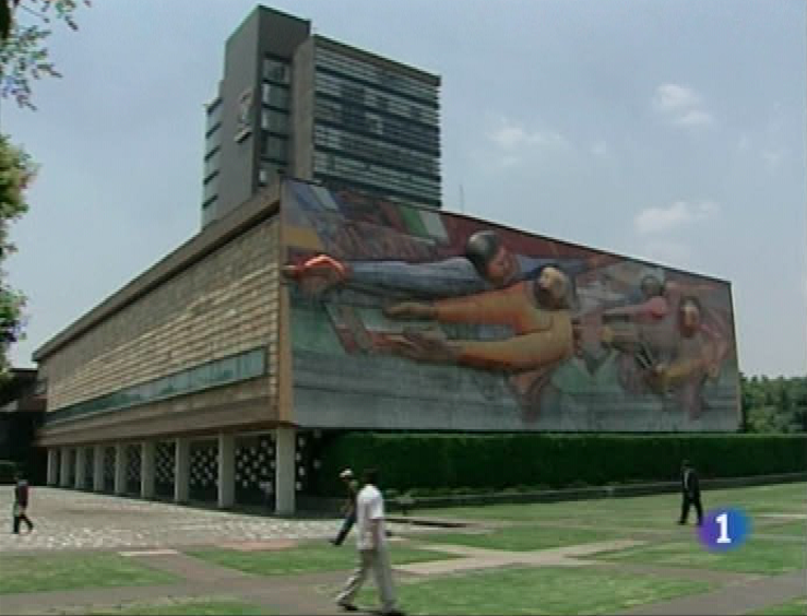  La Universidad Nacional Autónoma de Mexico ha sido galardonada hoy en Oviedo con  el Premio Príncipe de Asturias de Comunicación y Humanidades 2009. La institución académica, que celebrará el año que viene su centenario, es considerada como uno de los grandes referentes culturales de Iberoamérica.  En  Asturias también se debate sobre el futuro del sector público en tiempos de crisis, en un día en el que Arcelor-Mittal ha comenzado a aplicar Expedientes de Regulación de Empleo.