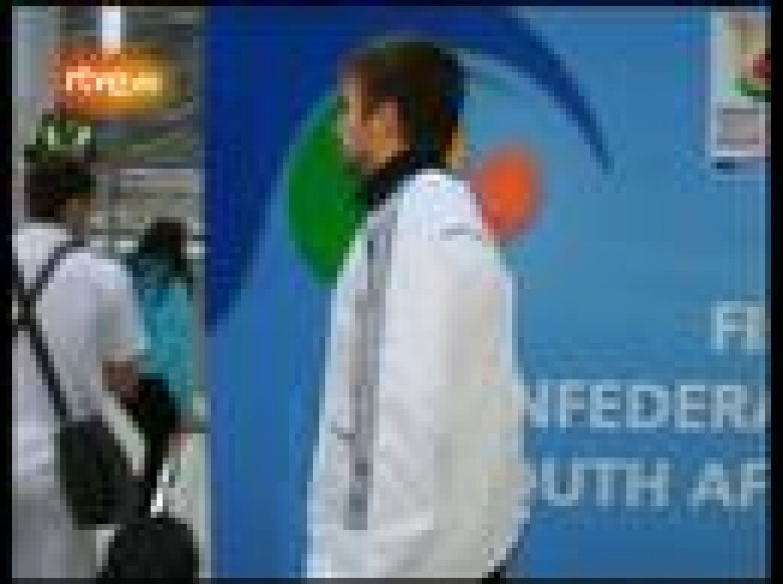 Vicente del Bosque ya está en Sudáfrica con la 'roja', el seleccionador ha manifestado tener respeto por todos los participantes.