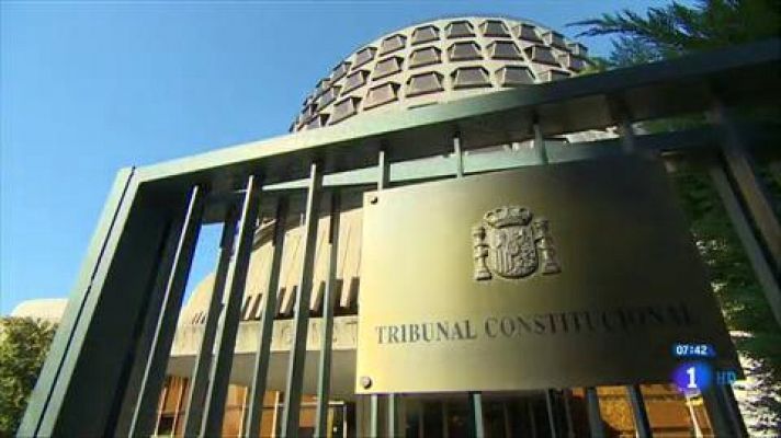 Telediario 1 - El Constitucional prohíbe por unanimidad a los partidos recopilar datos de opiniones políticas