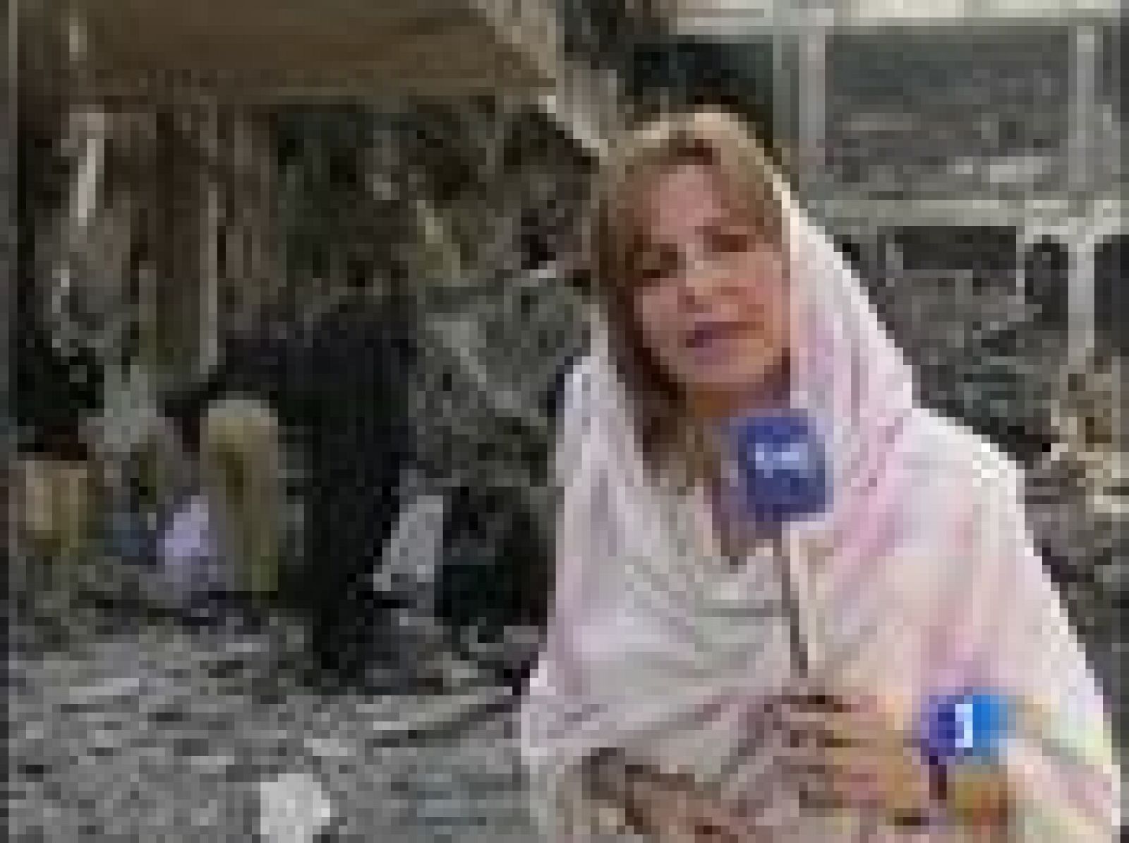 Al menos 18 personas mueren en Peshawar en un atentado con coche bomba en un hotel | Ver