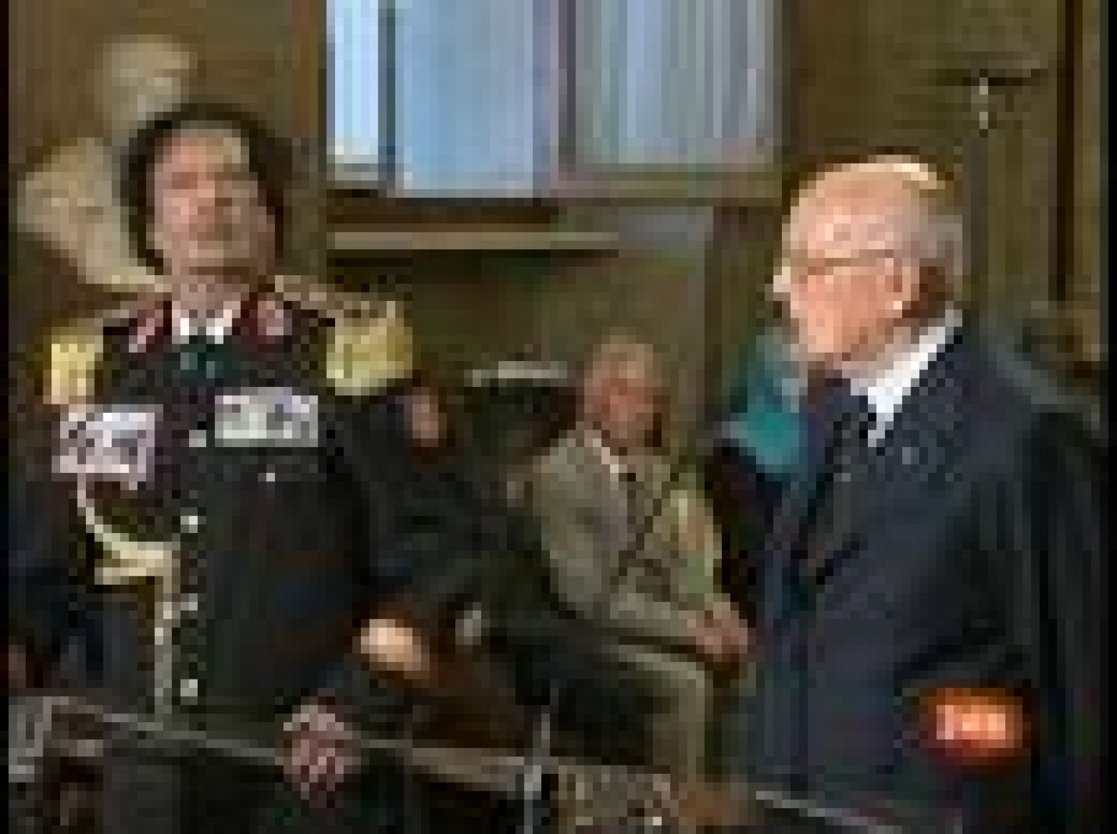  El líder libio, Muamar al Gadafi, ha llegado a Roma en su primera visita a Italia, país del que Libia fue colonia, en un viaje que ha generado las críticas de la oposición y de los defensores de los derechos humanos.