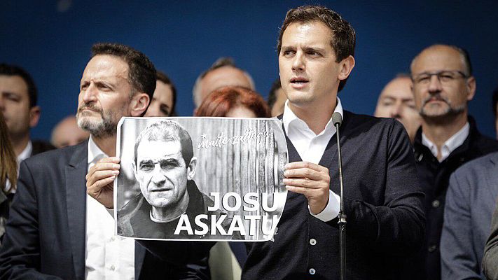 Telediario 1 - Albert Rivera rompe la foto de Josu Ternera en su pueblo natal entre pitos y abucheos