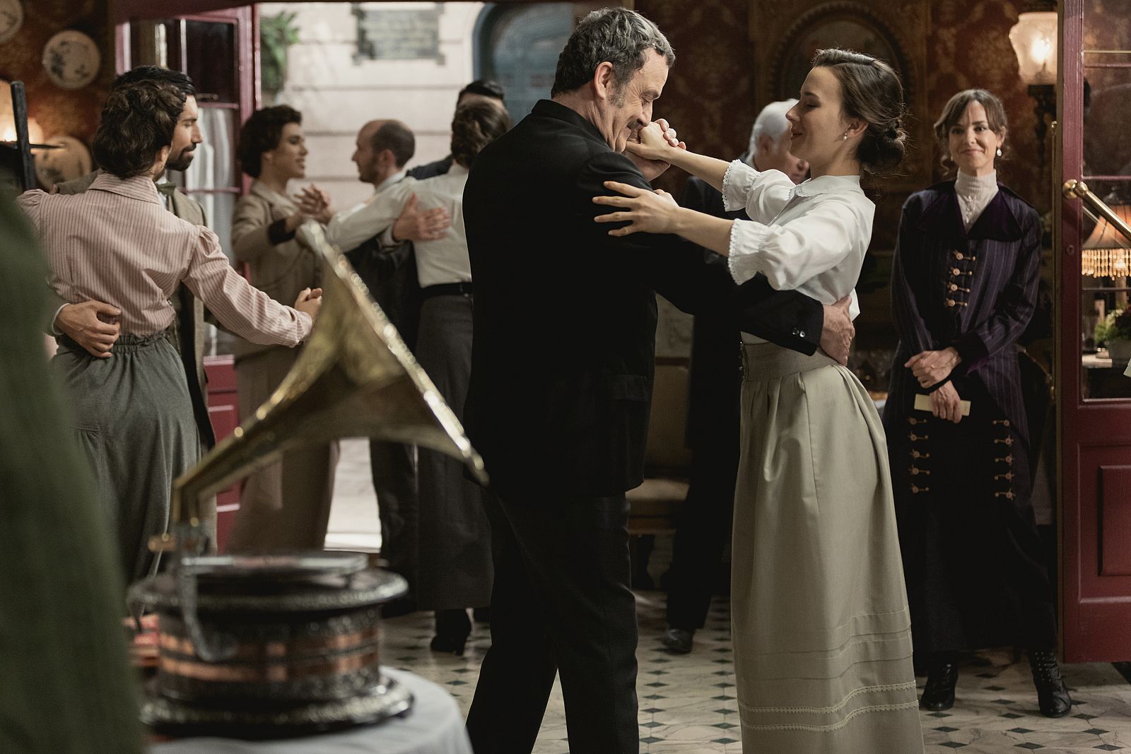 Cesáreo y Camino bailan juntos | Ver