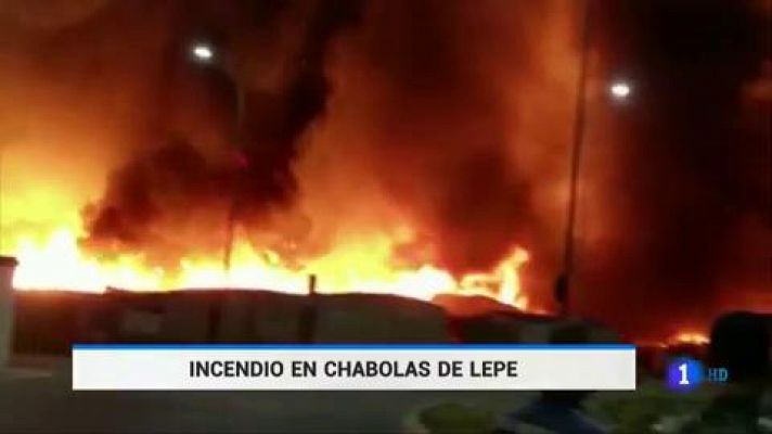 Un incendio calcina un asentamiento de temporeros de la fresa en Lepe