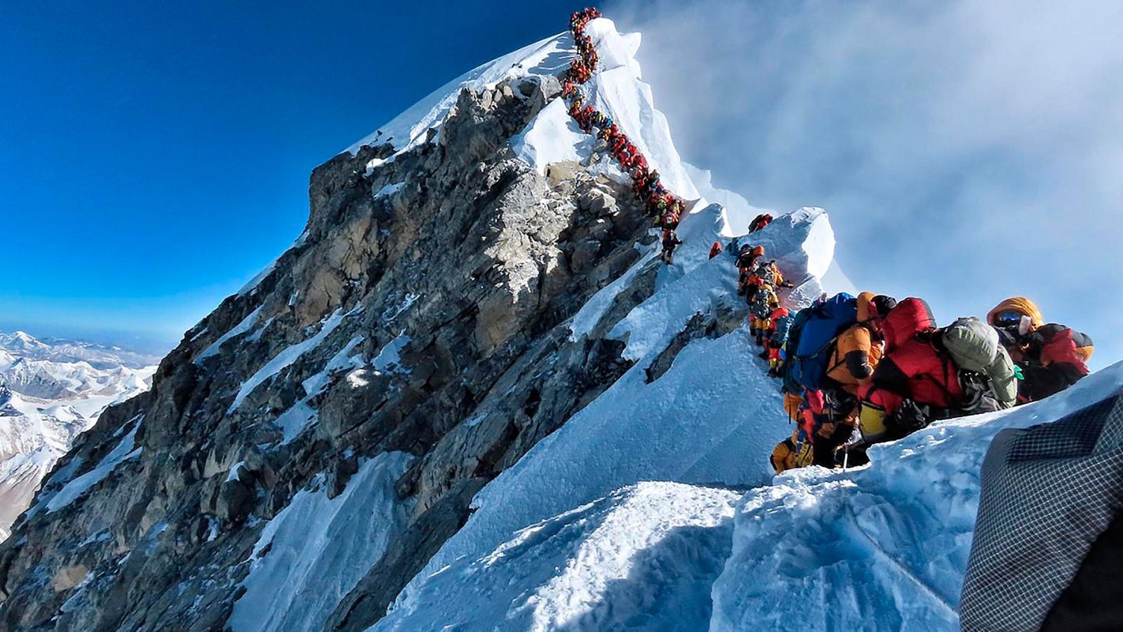 Atasco en el Everest, más de 200 montañeros intentando hacer cima | Ver