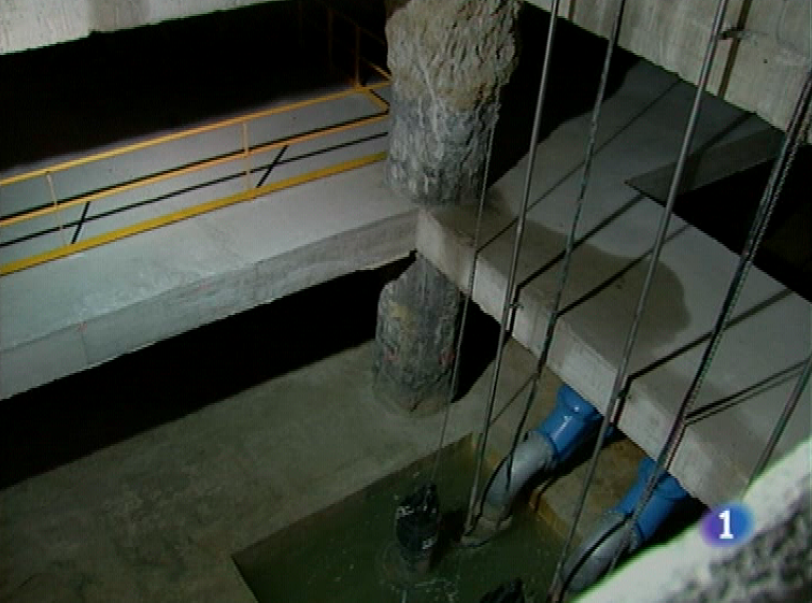  Hoy ha sido inaugurado el llamado "Pozo de tormentas de la cuenca centro de Gijón" . Es un depósito de retención de aguas que evitará inundaciones en la ciudad al administrar los vertidos al mar cuando las fuertes lluvias provocan riadas. La Unión de Consumidores alertó esta mañana de un fraude que se está cometiendo en la adaptación de antenas colectivas a la Televisión Digital Terrestre. La hacen algunas empresas ilegales y, además, cobrando muy por encima del coste real. La UCE pide que se pongan en su conocimiento estos abusos, y que se eviten aplicando el Código de Buenas Prácticas que ha elaborado.